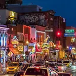 Near Downtown Walk To Restaurants, Bars & Music Apartment