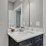 Modern Nations - Walkable - 5 Mi Downtown *