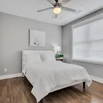Modern Nations - Walkable - 5 Mi Downtown Holiday home *
