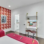 Rooftop Hot Tub & Game - 3 Miles To Downtown Holiday home