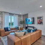 Holiday home Rooftop Hot Tub & Game - 3 Miles To Downtown