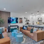 Rooftop Hot Tub & Game - 3 Miles To Downtown Holiday home Nashville