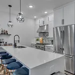 Holiday home Rooftop Hot Tub & Game - 3 Miles To Downtown
