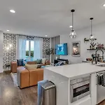 Holiday home Rooftop Hot Tub & Game - 3 Miles To Downtown *