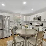 Single Story Pet Friendly Home, With Fenced Yard, Fire Pit, 5min To Downtown!! Holiday home *