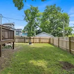 Holiday home Single Story Pet Friendly Home, With Fenced Yard, Fire Pit, 5min To Downtown!! *