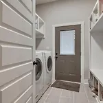 New Spacious 2 Miles From Downtown Holiday home