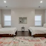 Holiday home New Spacious 2 Miles From Downtown *