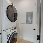 New With 2 Beds 7 Mins To Dt Apartment