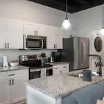 New With 2 Beds 7 Mins To Dt Apartment *