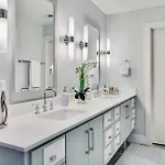 Holiday home Modern - Mins To Broadway *
