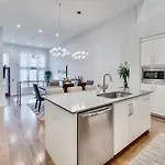 Modern - Mins To Broadway Holiday home *