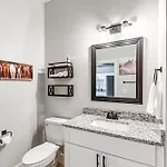 Modern Condo: 5 Mi To Downtown! Holiday home