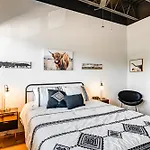 Modern Condo: 5 Mi To Downtown! *