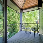 Holiday home Mayas Luxury Oasis 2 Miles To Broadway