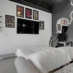 New Sleeps 4 - 7 Mins To Dwtn Apartment