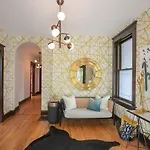 Historic Jewel Walk To Eats & Shops