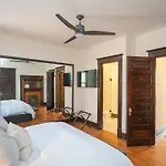Historic Jewel Walk To Eats & Shops Holiday home