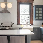 Historic Jewel Walk To Eats & Shops Holiday home *