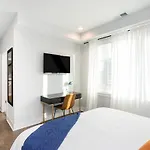 Holiday home 1 Mile To Downtown 4br 4ba W Rooftop Deck *