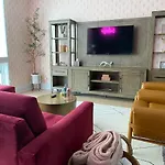 Fabulous Location Walk To Food & Bars Roof Deck