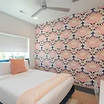 Holiday home Fabulous Location Walk To Food & Bars Roof Deck *
