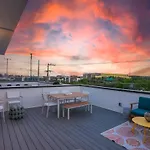 Fabulous Location Walk To Food & Bars Roof Deck Holiday home Nashville