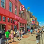 Broadway Penthouse Above Live Music & Bars Holiday home Nashville