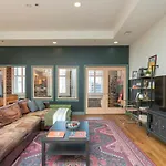 Broadway Penthouse Above Live Music & Bars Holiday home