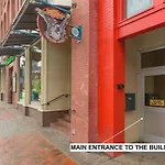 Broadway Penthouse Above Live Music & Bars Holiday home Nashville