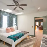 Broadway Penthouse Above Live Music & Bars *
