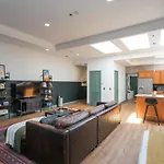 Broadway Penthouse Above Live Music & Bars Holiday home *