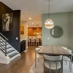 Holiday home Luxury Townhome! Rooftop-game Room! Near Broadway! *