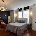 Historic Pet-friendly Near Broadway W Fire Pit Holiday home