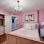 Historic Pet-friendly Near Broadway W Fire Pit Holiday home *