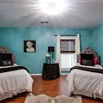 Holiday home Historic Pet-friendly Near Broadway W Fire Pit *