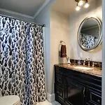 Historic Pet-friendly Near Broadway W Fire Pit Holiday home *