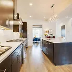 Rooftop, Walk To Restaurants, Printers Alley, Downtown Holiday home