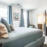 Rooftop, Walk To Restaurants, Printers Alley, Downtown Holiday home *