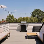 Stylish 3 Bed Retreat, Rooftop, Parking, Sleeps 10, Ensuite Baths, Bunk Room, Gourmet Kitchen, Cozy Living Space, Rooftop Views & Fire Table, Near Downtown, Distilleries & Marathon Village, 24 Hr Hospitality