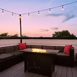 Holiday home Stylish 3 Bed Retreat, Rooftop, Parking, Sleeps 10, Ensuite Baths, Bunk Room, Gourmet Kitchen, Cozy Living Space, Rooftop Views & Fire Table, Near Downtown, Distilleries & Marathon Village, 24 Hr Hospitality *