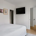 Holiday home Stylish 3 Bed Retreat, Rooftop, Parking, Sleeps 10, Ensuite Baths, Bunk Room, Gourmet Kitchen, Cozy Living Space, Rooftop Views & Fire Table, Near Downtown, Distilleries & Marathon Village, 24 Hr Hospitality