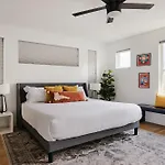 Stylish 3 Bed Retreat, Rooftop, Parking, Sleeps 10, Ensuite Baths, Bunk Room, Gourmet Kitchen, Cozy Living Space, Rooftop Views & Fire Table, Near Downtown, Distilleries & Marathon Village, 24 Hr Hospitality Holiday home