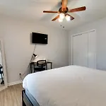 2 Bdr With Free Parking! 2M To Broadway!