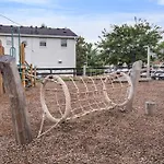 Brentwood N9 I Cozy & Comfy I 2Bd I Free Parking