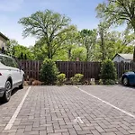 Holiday home 10 Min Drive Downtown, Roof Deck, Pet Friendly *