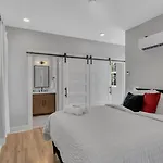 10 Min Drive Downtown, Roof Deck, Pet Friendly