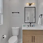 Holiday home 10 Min Drive Downtown, Roof Deck, Pet Friendly