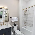 Upscale Music Row Corner Unit With Patio Rooftop With View And Gym Apartment *