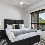 Upscale Music Row Corner Unit With Patio Rooftop With View And Gym Apartment Nashville